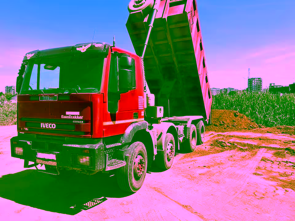 Container ridicat cu macara